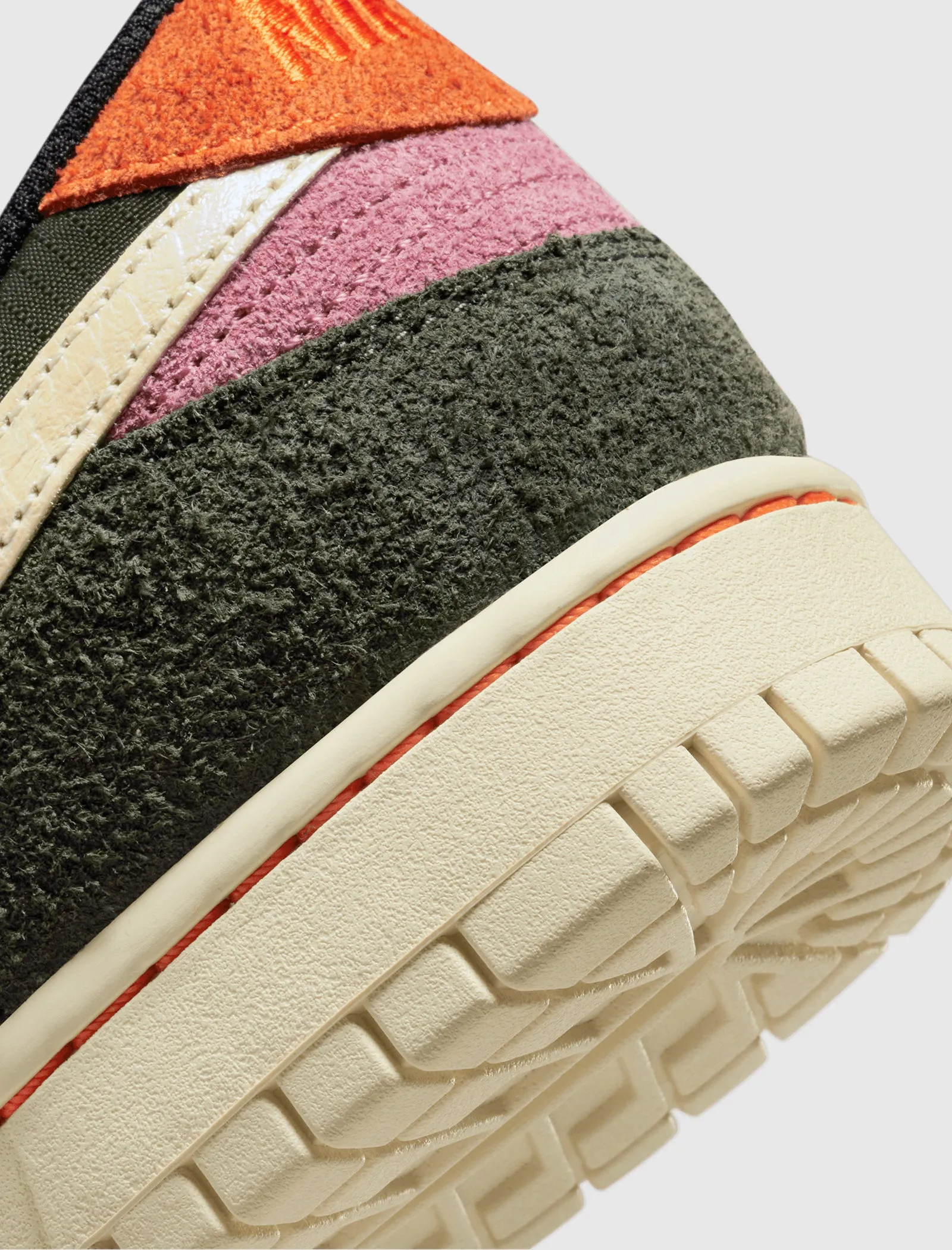 DUNK LOW RETRO SE "RAINBOW TROUT"